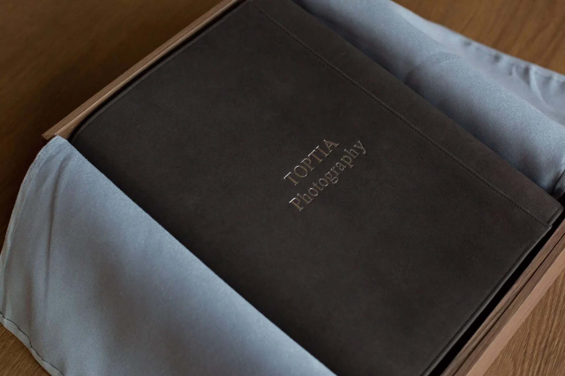 Front shot of suede Portfolio of Toptia Photography in leather brown color inside a package - Tokyo Portrait Photographer