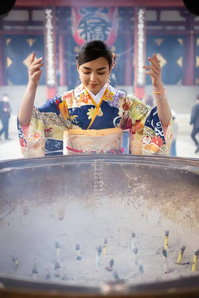 Seijin no hi furisode photo shoot praying at a shrine portrait