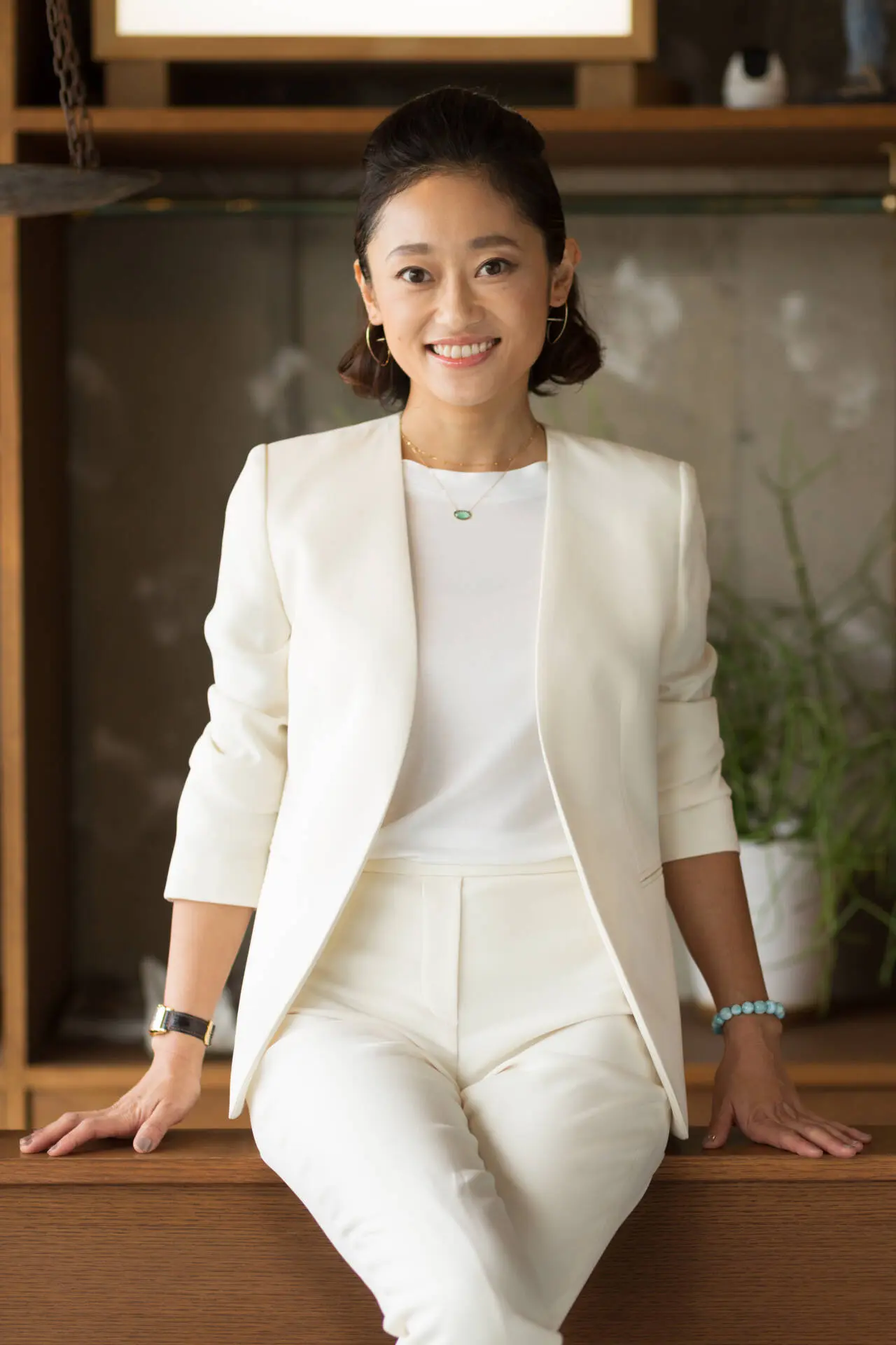 A young and stunning woman in white business attire facing the camera with a smile - Charlotte Portrait Photographer, Tokyo Portrait Photographer, Photographer in Tokyo