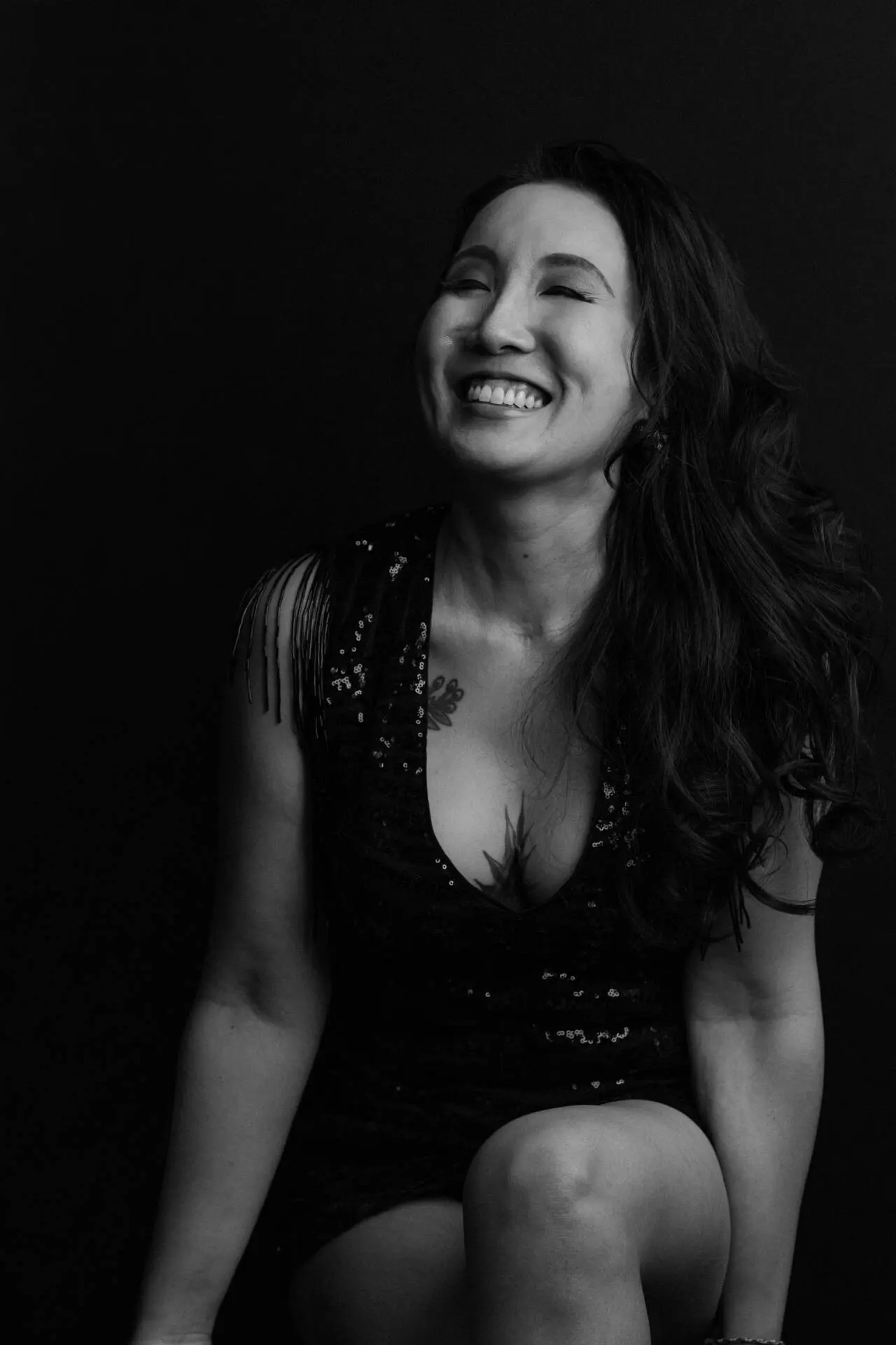 Raw and real black-and-white portrait photography of a woman smiling candidly - Tokyo Portrait Photographer, Tokyo Portrait Photographer, Photographer in Tokyo