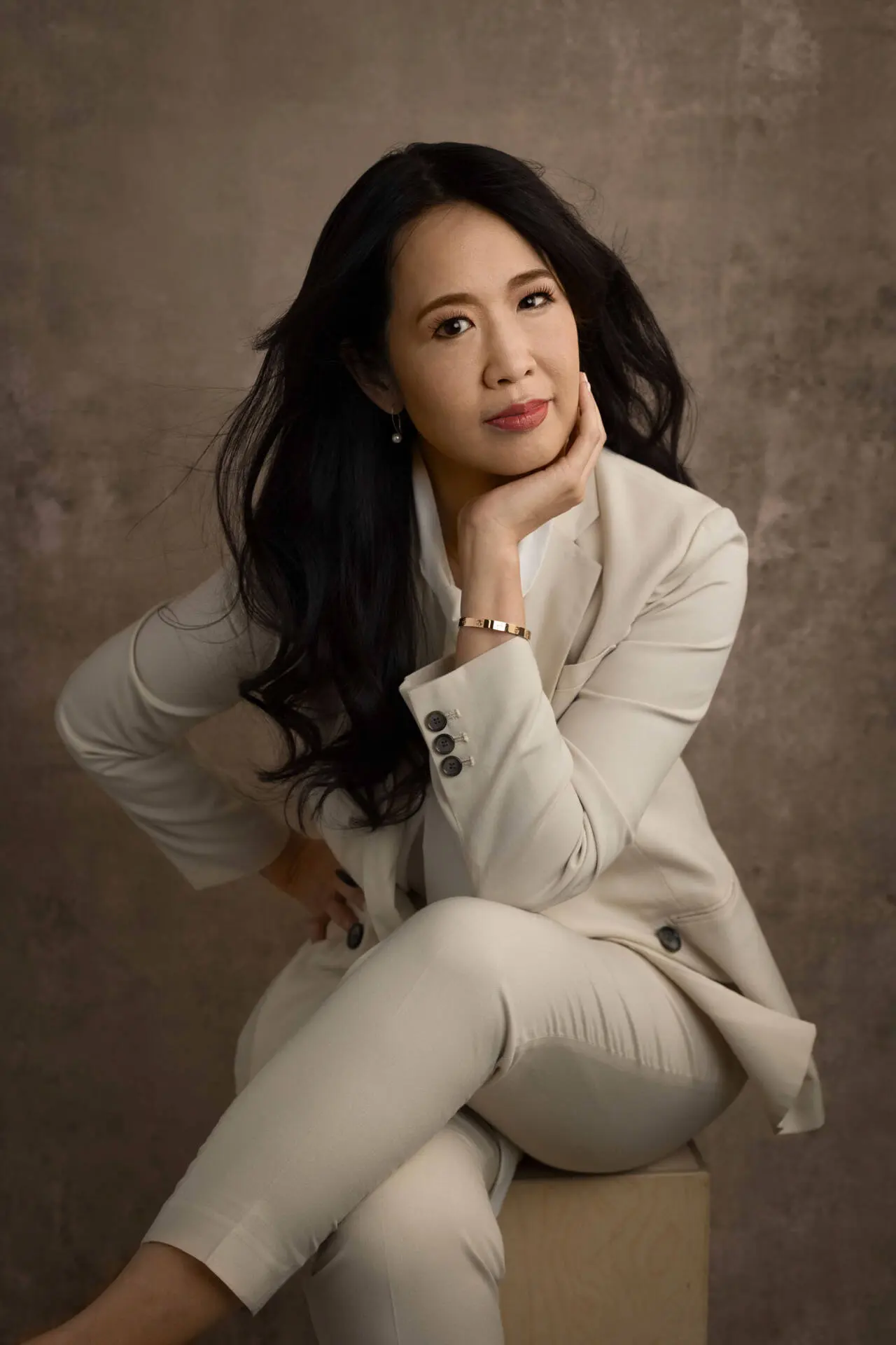 Woman dressed in professional attire, wearing plain-colored blazer and pants for portrait photography - Tokyo Portrait Photographer, Photographer in Tokyo