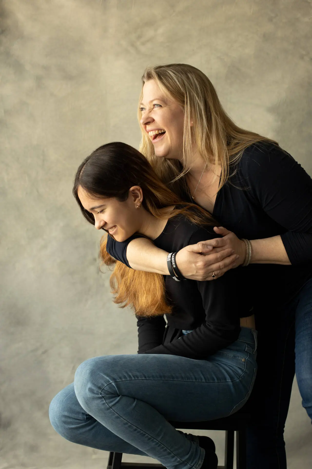 Portrait of a little girl with her mother hugging backwards with a big laughter - family photography, lifestyle photography, Tokyo Portrait Photographer, Photographer in Tokyo