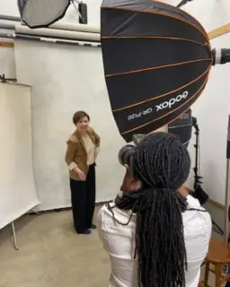 Here’s a little look at what happens in the studio before the final images come together. From the moment you arrive, I want the studio to feel like a space where you can breathe, settle in, and feel taken care of. You begin with hair and makeup, and then we ease into the session together. You are not expected to know how to pose or how to get it right. I guide you through expression, movement, and the small adjustments that help you feel more at ease. We also check images together as we go, so the experience feels supportive and collaborative.I want you to feel supported throughout the shoot, not just happy with the final photos. Many people come in feeling nervous at first, which is completely normal. That is why I care so much about creating an atmosphere that feels calm, warm, and reassuring. The final portraits matter, but so does the experience of being photographed.#toptia #toptiaportaits #photographerintokyo #photographer #tokyo