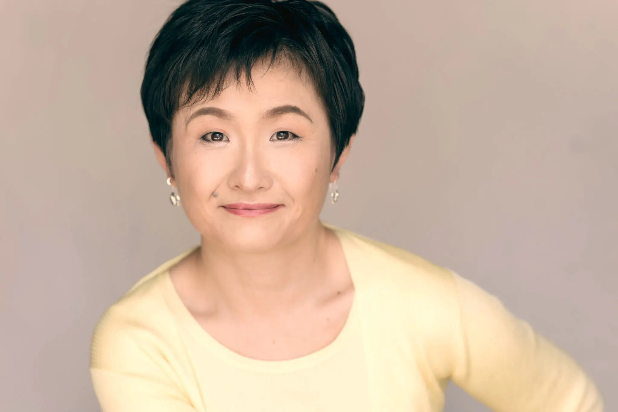 Short-haired Asian woman wearing a yellow top, studio photography, Tokyo Portrait Photographer, Photographer in Tokyo