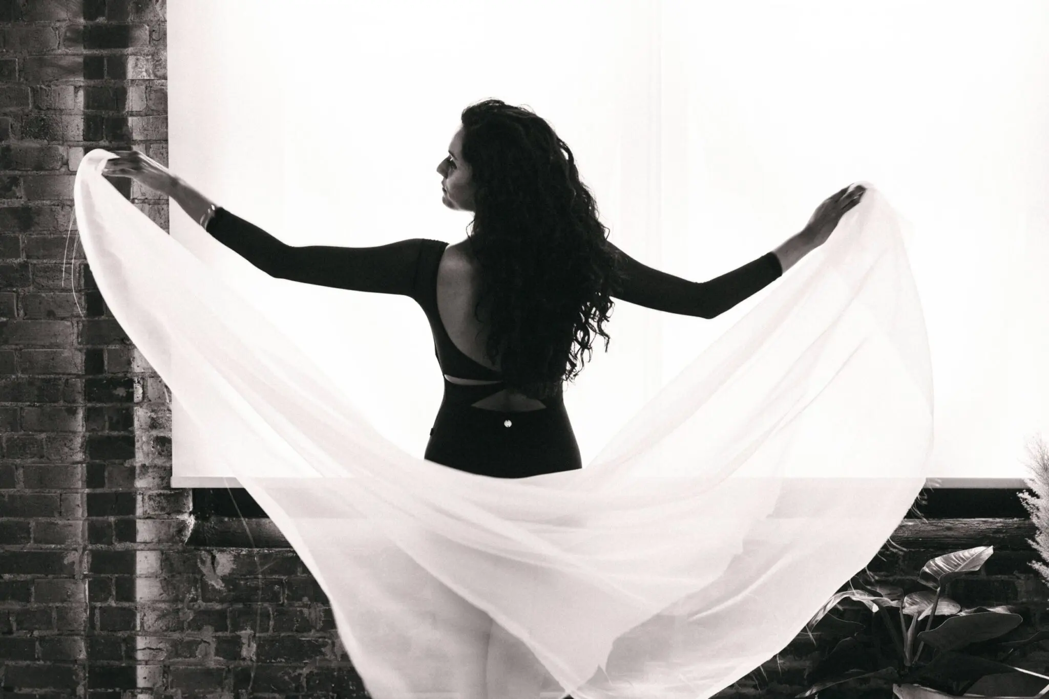 Woman facing the window on black and white photography, displaying white garment - Tokyo portrait photographer, Tokyo Portrait Photographer, Photographer in Tokyo