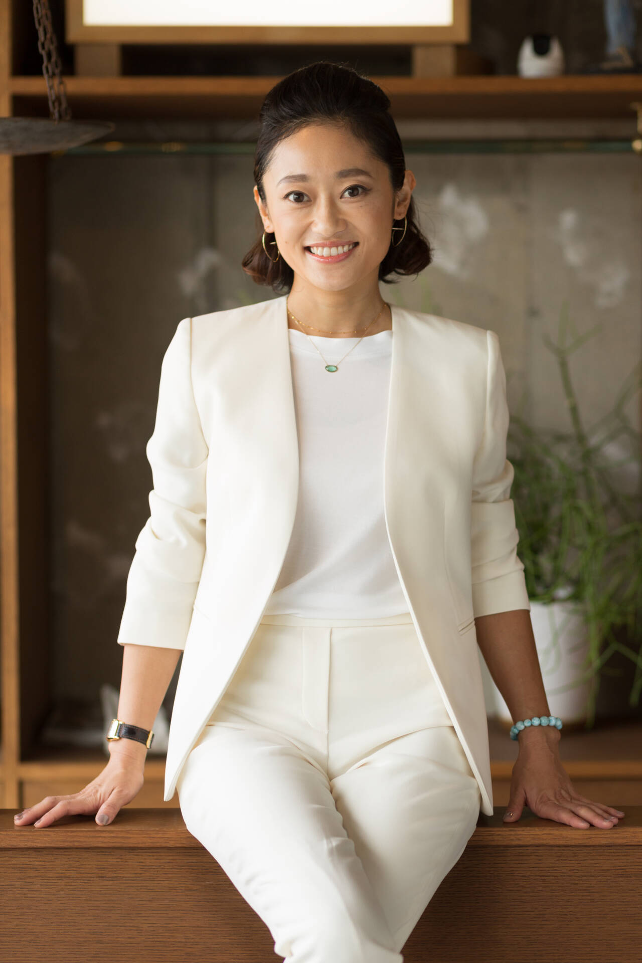 A young and stunning woman in white business attire facing the camera with a smile - Charlotte Portrait Photographer, Tokyo Portrait Photographer, Photographer in Tokyo