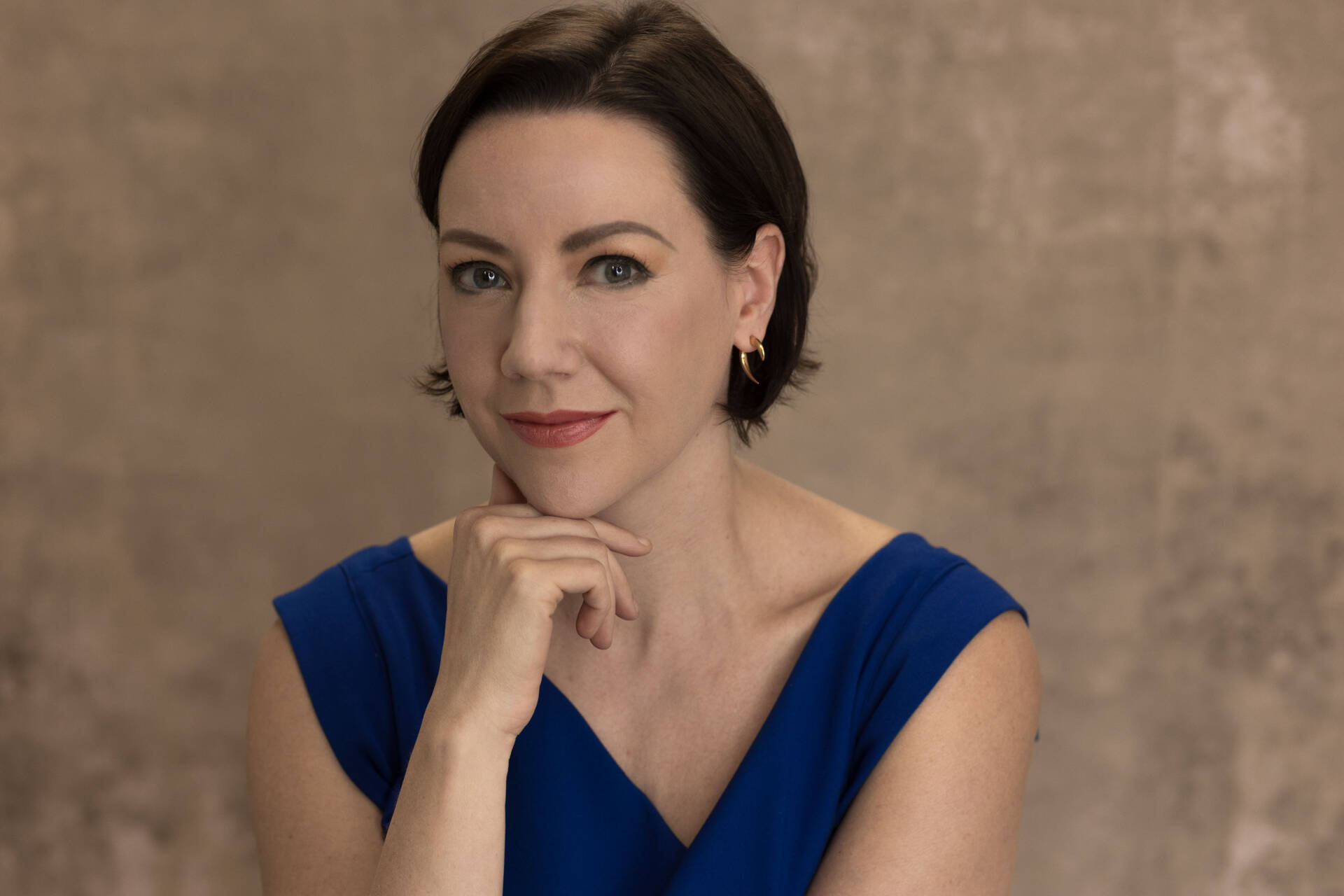 A beautiful headshot of a Japanese woman in a blue dress - Headshot photos, lifestyle photography, Event photographer, Tokyo Portrait Photographer, Photographer in Tokyo