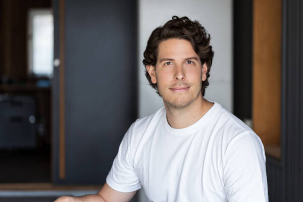 Headshot of a young tall man in a plain white t-shirt, sitting indoors - Tokyo Portrait Photographer, Headshot photos