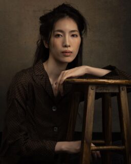 Thinking about what to wear for your modeling portfolio? Here are a few ways to show range with intention.1. Bring different styles: casual, athletic, and formal. This helps clients and creative directors see how easily you adapt.2. Choose simple, neutral colors like white, nude, grey, or black. Neutrals photograph best and keep the focus on you.3. Incorporate different textures such as denim, leather, cotton, or satin. Texture adds visual interest without overwhelming the image.4. Well-fitted basics matter. They highlight your silhouette, which is an essential detail in modeling and often a key consideration for agents and clients.These small choices help keep your portfolio clean, professional, and versatile. And if you’re ever unsure about what to wear, that’s completely normal. We’ll decide together during the consultation, before the shoot.Curious about working with a Tokyo photographer? I’m happy to walk you through the process before you commit.📸 TOPTIA Home Studio