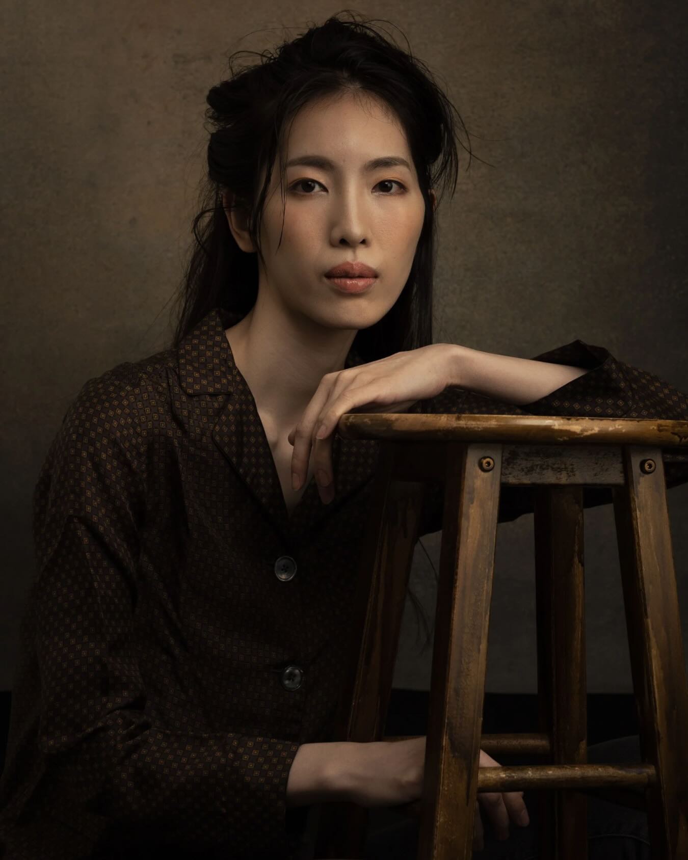 Thinking about what to wear for your modeling portfolio? Here are a few ways to show range with intention.1. Bring different styles: casual, athletic, and formal. This helps clients and creative directors see how easily you adapt.2. Choose simple, neutral colors like white, nude, grey, or black. Neutrals photograph best and keep the focus on you.3. Incorporate different textures such as denim, leather, cotton, or satin. Texture adds visual interest without overwhelming the image.4. Well-fitted basics matter. They highlight your silhouette, which is an essential detail in modeling and often a key consideration for agents and clients.These small choices help keep your portfolio clean, professional, and versatile. And if you’re ever unsure about what to wear, that’s completely normal. We’ll decide together during the consultation, before the shoot.Curious about working with a Tokyo photographer? I’m happy to walk you through the process before you commit.📸 TOPTIA Home Studio