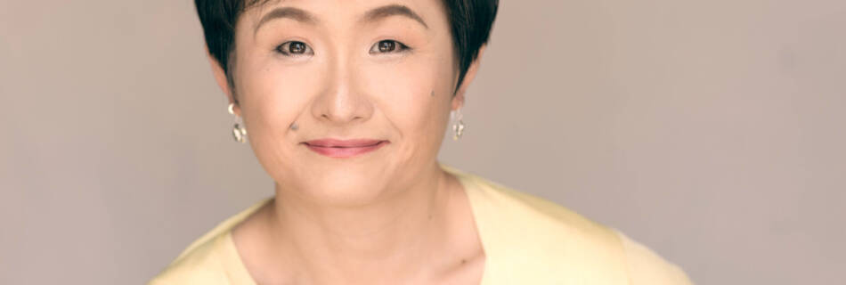 Short-haired Asian woman wearing a yellow top, studio photography, Tokyo Portrait Photographer, Photographer in Tokyo