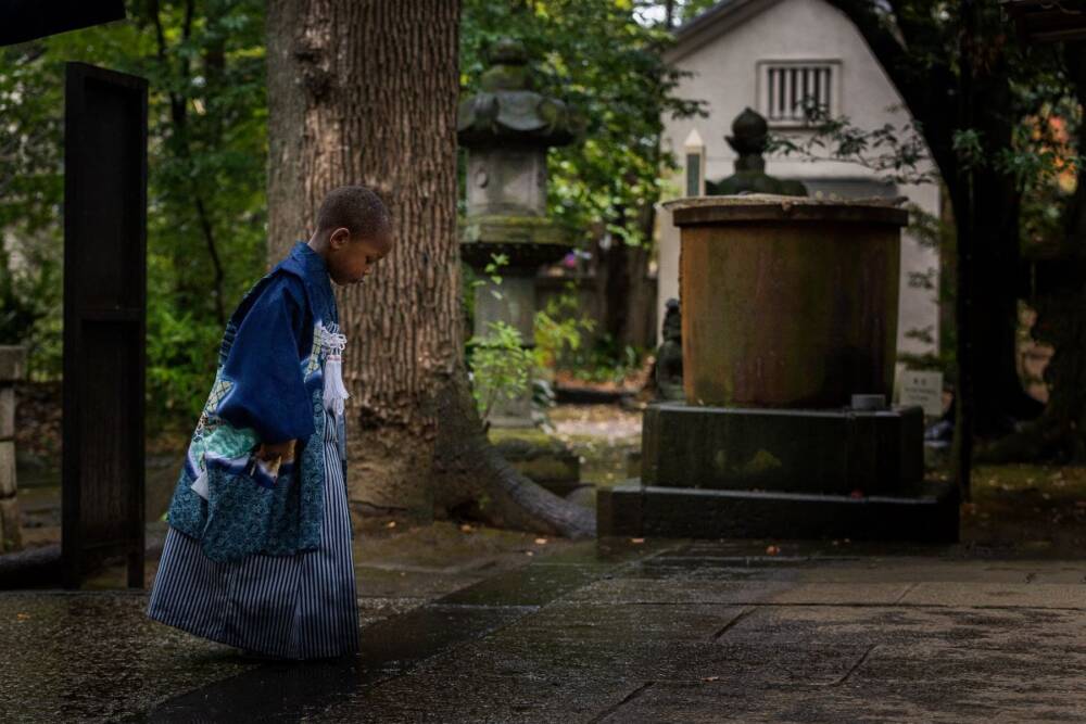 Child wearing a blue kimono, candid shot and a full-body outdoor portrait - Children photography