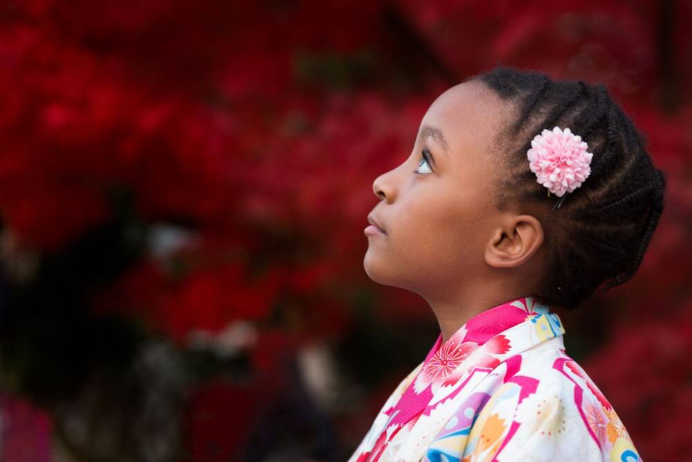 Beautiful young girl in her kimono, soft-focus outdoor background - Family and child photography