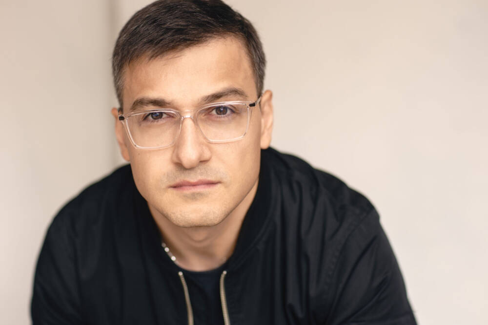 Man wearing glasses and black shirt, portrait photography with soft focus background - Tokyo Portrait Photographer