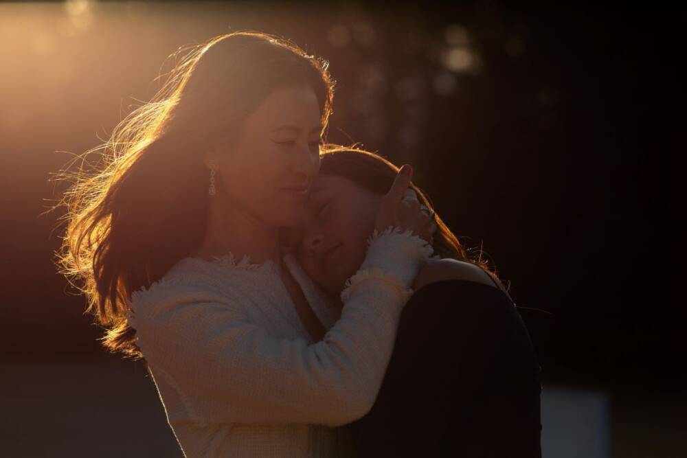 Mother and daughter enjoying a sunny day outdoors, bathed in soft natural sunlight - Lifestyle and family photography, Tokyo photographer