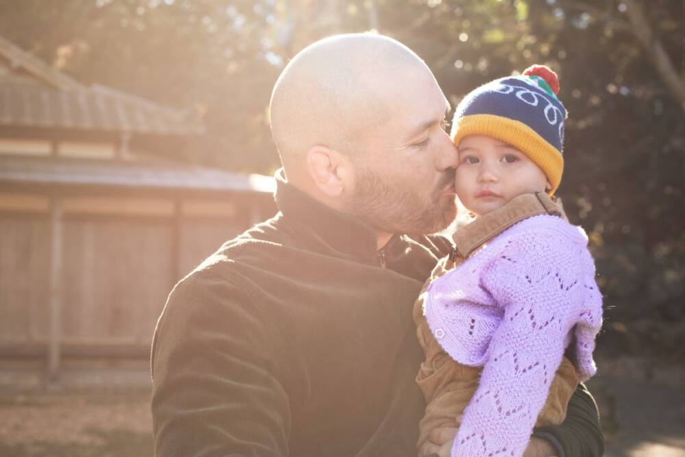Father and baby in natural sunlight, outdoor background, sunlit focus family photography - Tokyo Photographer, TopTia