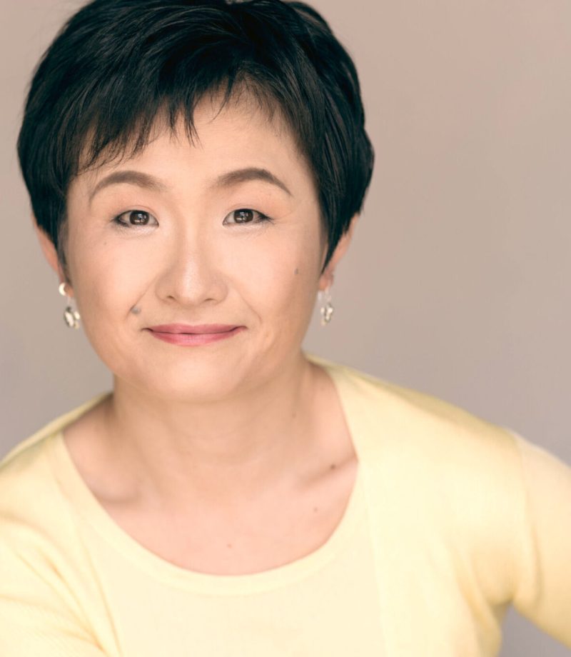 Short-haired Asian woman wearing a yellow top, studio photography, Tokyo Portrait Photographer, Photographer in Tokyo