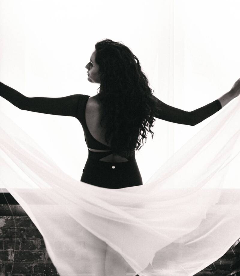 Woman facing the window on black and white photography, displaying white garment - Tokyo portrait photographer, Tokyo Portrait Photographer, Photographer in Tokyo