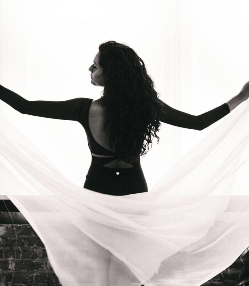 Woman facing the window on black and white photography, displaying white garment - Tokyo portrait photographer, Tokyo Portrait Photographer, Photographer in Tokyo